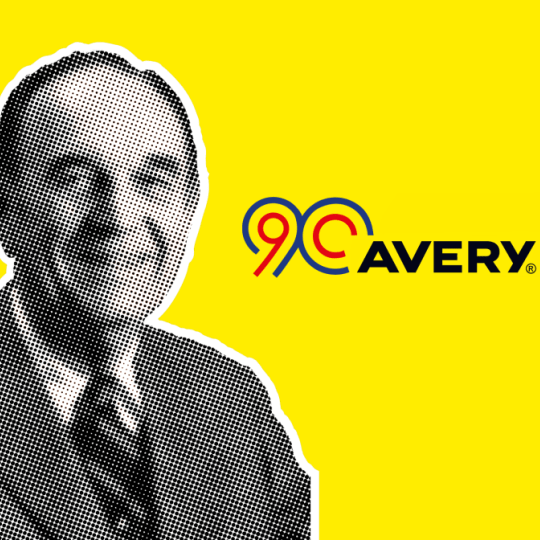 Stan Avery fotója sárga háttéren az Avery 90. évfordulójának logójával